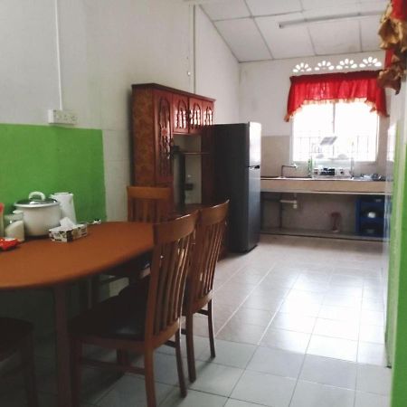 קואלה קנגסאר Homestay Ummi Razzin מראה חיצוני תמונה