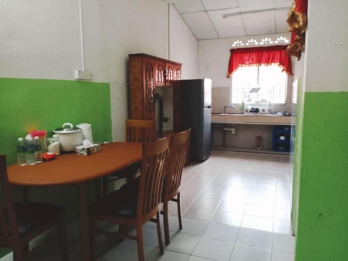 קואלה קנגסאר Homestay Ummi Razzin מראה חיצוני תמונה